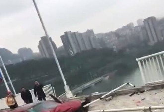 重庆坠江公交上有10多人 公交车撞击小轿车