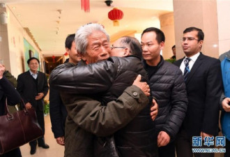 滞留印度54年中国老兵回家 亲属敲锣打鼓欢迎