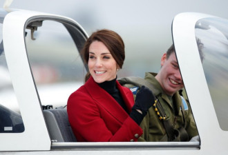 凯特王妃参观空军基地 干练登战斗机
