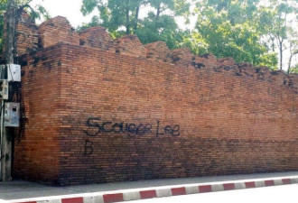 在泰国800年古城墙涂鸦 两西方游客恐遭10年监