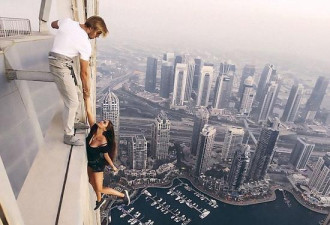 用生命拍照！女模拽男子手在310米高楼荡秋千