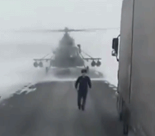 哈萨克斯坦军用直升机飞着飞着迷路停公路问路