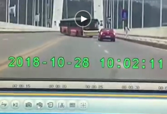 公交坠江细节：两车相撞前红色轿车刹车灯亮起