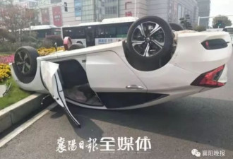 湖北一对情侣吵架导致翻车 爬出车后继续厮打