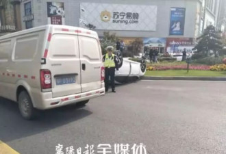 湖北一对情侣吵架导致翻车 爬出车后继续厮打