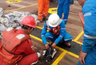 印尼对失事客机展开搜救 疑似飞机残骸照片曝光