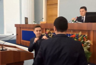 乌克兰议员不满嘉宾用俄语演讲 当场大打出手