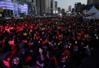 朴槿惠的支持者与反对者在街头分别游行