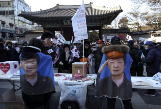 朴槿惠的支持者与反对者在街头分别游行