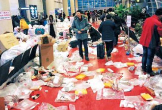 中国游客在济州机场乱扔垃圾 所过之处一片狼藉
