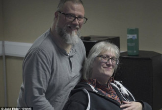 聋人夫妻12年来首次听到对方声音 激动落泪
