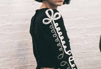 纽约时装周一幕：模特屁股上印反特朗普标语