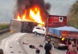 四川高速公路九辆车追撞起火，造成7死12伤！