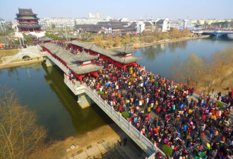 安徽滁州正月十六走太平桥 人山人海 场面壮观