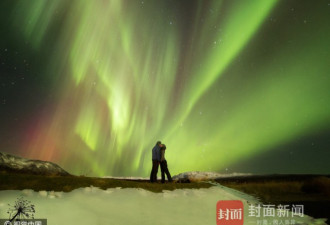 摄影师情侣拍摄冰岛美景 极光与瀑布并存