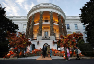 VOA：回顾一下近年来白宫招待万圣节儿童们