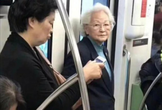 地铁上的长者是位部级领导 她谢绝了让座