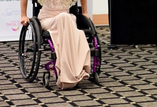 26岁的她是第一个坐轮椅参选世界小姐的美女