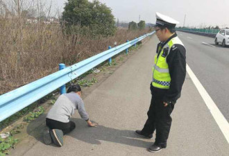 女子高速上匍匐跪拜前行 称龙王托梦 让她求雨