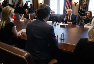 伊万卡首次出席白宫圆桌会议 坐特朗普对面