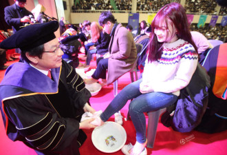 韩国大学校长教授为新生洗脚 表达关爱