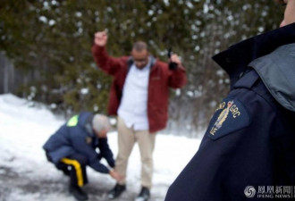 遭美国“封杀”的难民跪求加拿大警察准其入境