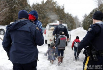 遭美国“封杀”的难民跪求加拿大警察准其入境