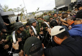 台湾退伍军人冲撞“国防部” 扔烟雾弹鸡蛋