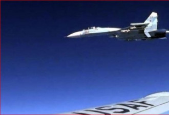 俄战机拦截美军侦察机