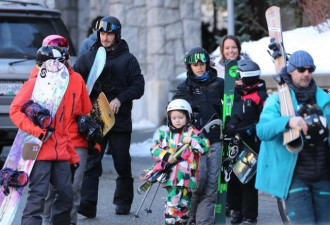 贝克汉姆全家加拿大滑雪 小七扛板真神气