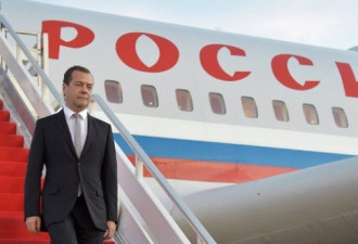 俄罗斯总理抵上海 三天访华行程开启