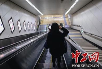 女子每天花225元跨省进京上班 车票攒几大本