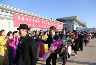 张国立佟丽娅等文艺工作者代表团抵达朝鲜访问
