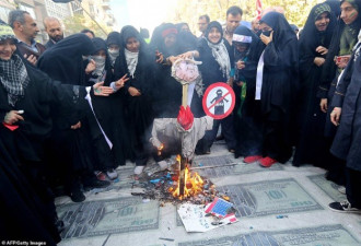 美国重启制裁 伊朗人示威烧星条旗和特朗普照片