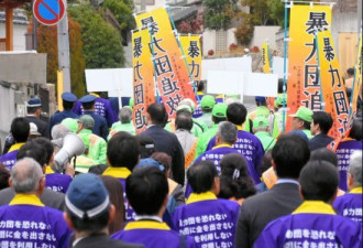 日本最大黑社会万圣节给孩子们发糖果 居民抗议