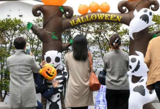 日本最大黑社会万圣节给孩子们发糖果 居民抗议