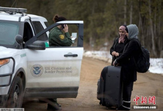 难民徒步由美国进入加拿大被拒 路边擦泪