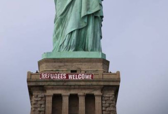 美国自由女神像被挂“欢迎难民”横幅