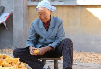 中国老人患病不愿跟儿子要钱 栽水缸里溺亡