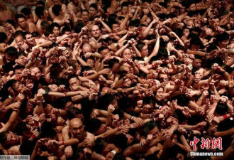 日本裸祭节 数千男子肉搏抢夺幸运棒