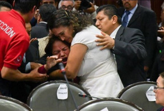 残酷的墨西哥!议员在议会中突然得知女儿被杀
