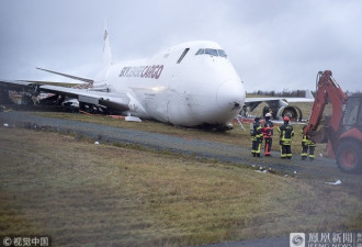 加拿大一架飞机在机场冲出跑道 警察封锁调查