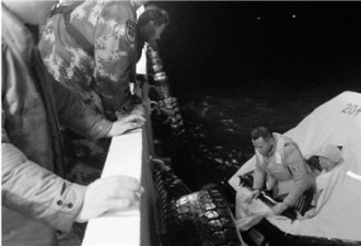 巨轮撞沉一渔船后逃逸 19名渔民深夜挤在救生筏