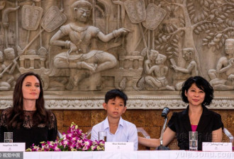 朱莉携儿子柬埔寨宣传新片 向国王恭敬半蹲