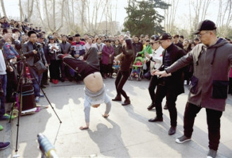 郑州人民公园“尬舞”爆红 网友：看完好尴尬