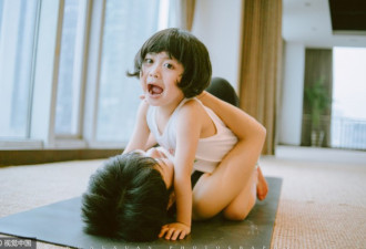 萌翻了！四岁可爱小女童和辣妈同练瑜伽