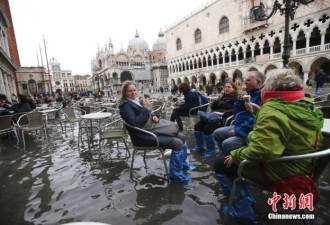 意大利威尼斯暴雨淹城 游客们却依然兴致不减