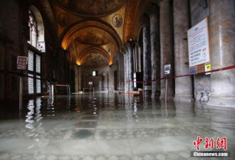 意大利威尼斯暴雨淹城 游客们却依然兴致不减