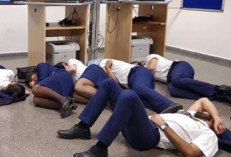 3名欧洲空姐集体睡地板 照片传网上后被公司开