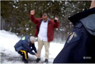 美警察炸毛！非法移民被加拿大警察抱过边境线